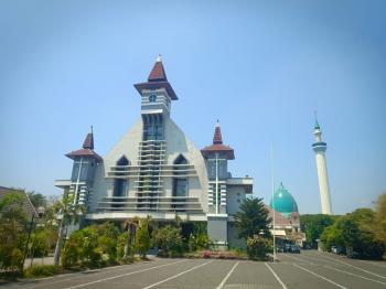 Kerukunan beragama, diwujudkan dalam pendirian masjid dan gereja berdekatan. (Foto: Istimewa)