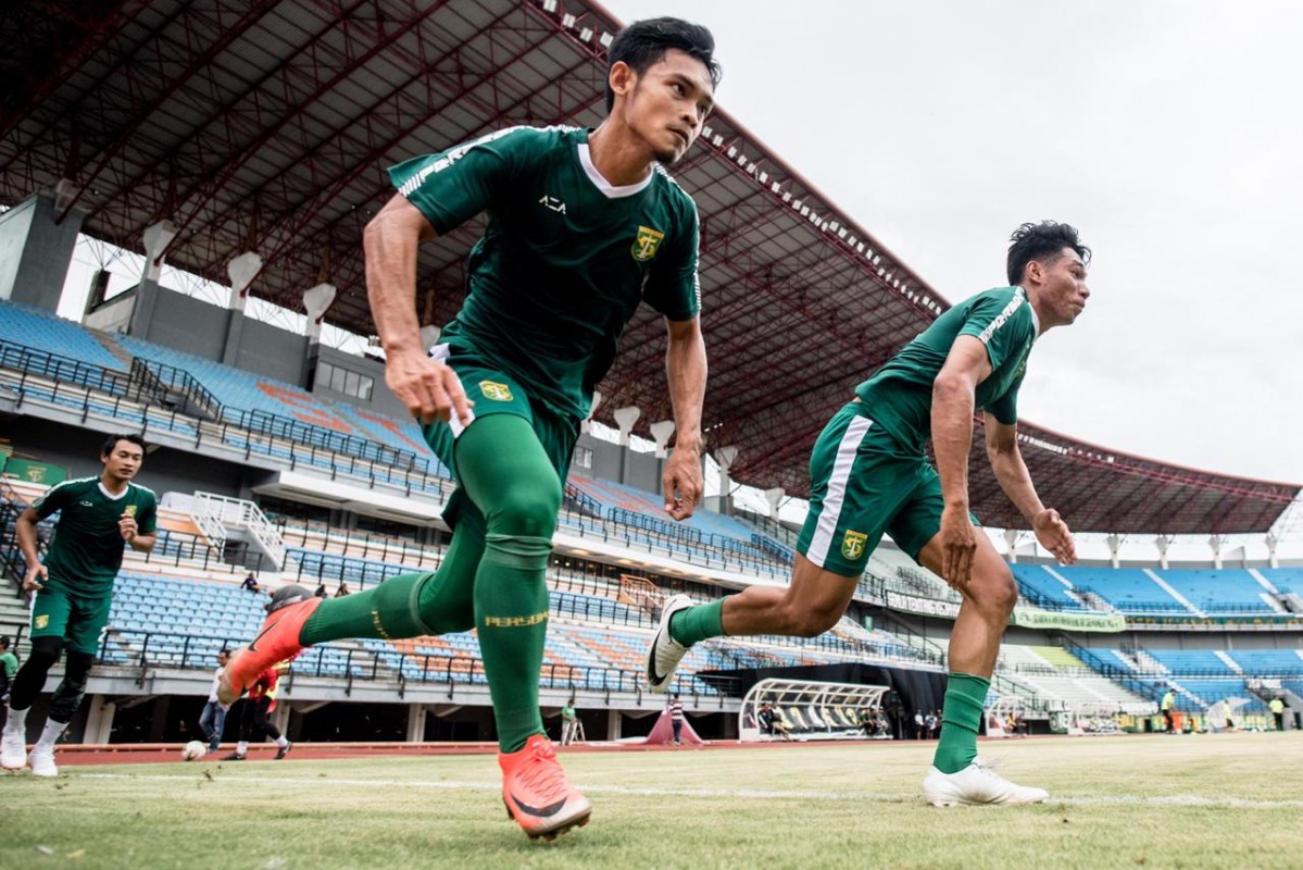 Pemain Persebaya saat menjalani official training di Stadion Gelora Bung Tomo (GBT), Surabaya, Jumat 10 Desember 2020. (Foto: Istimewa)