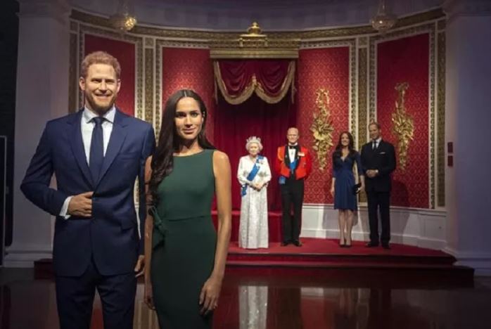 Patung lilin Pangeran Harry dan Meghan Markle dikeluarkan dari figur keluarga Kerajaan Inggris di Museum Madame Tussauds London. (Foto: Twitter @MadameTussauds)