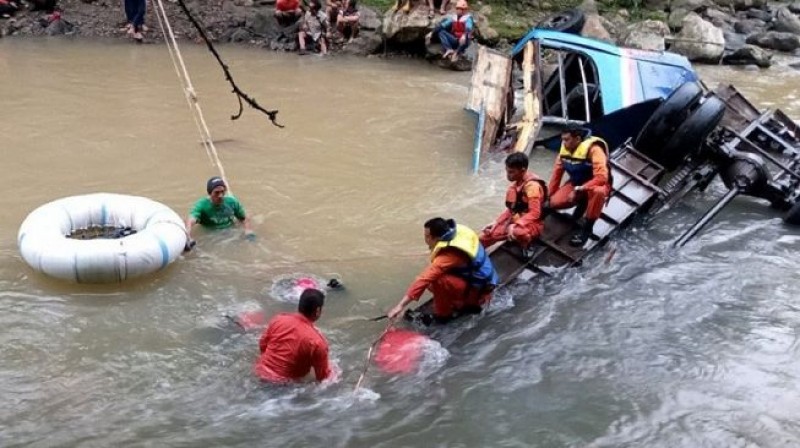 Proses evakuasi korban bus masuk jurang. (Foto: Ant)