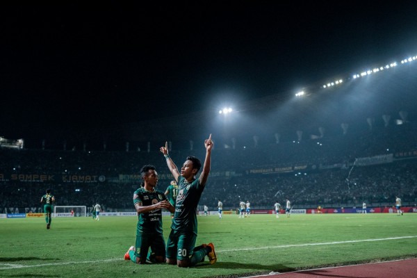 Osvaldo Haay (kanan) melakukan selebrasi usai mencetak gol. (foto: istimewa)