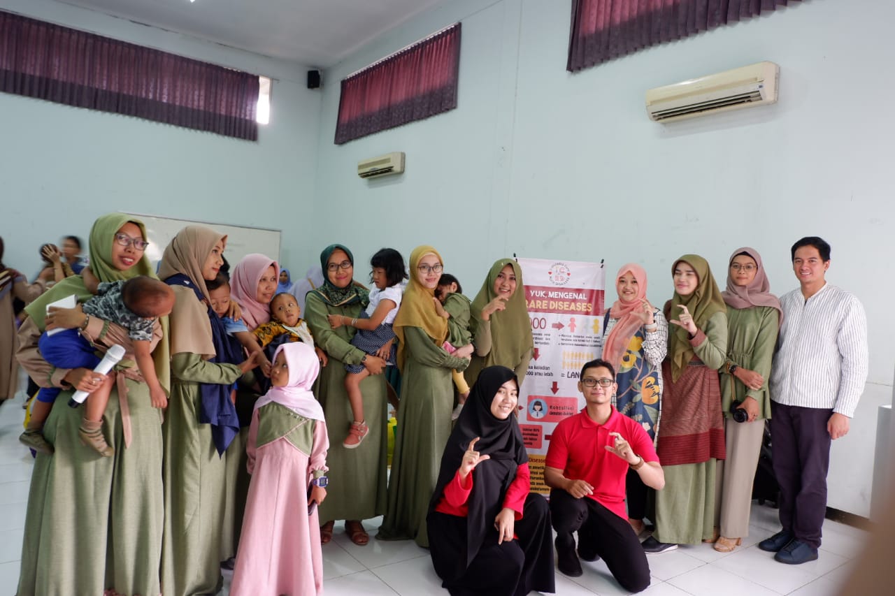 Indonesia Care Rare Disease saat berfoto bersama dr. Perdana Aditya Pratama dalam acara Seminar Penyakit Langka di Fakultas Kedokteran Universitas Brawijaya (Theo/ngopibareng.id)