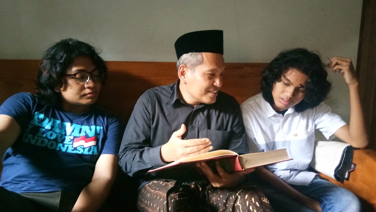 Ulil Abshar Abdalla, bersama kedua putranya. (Foto: Istimewa)