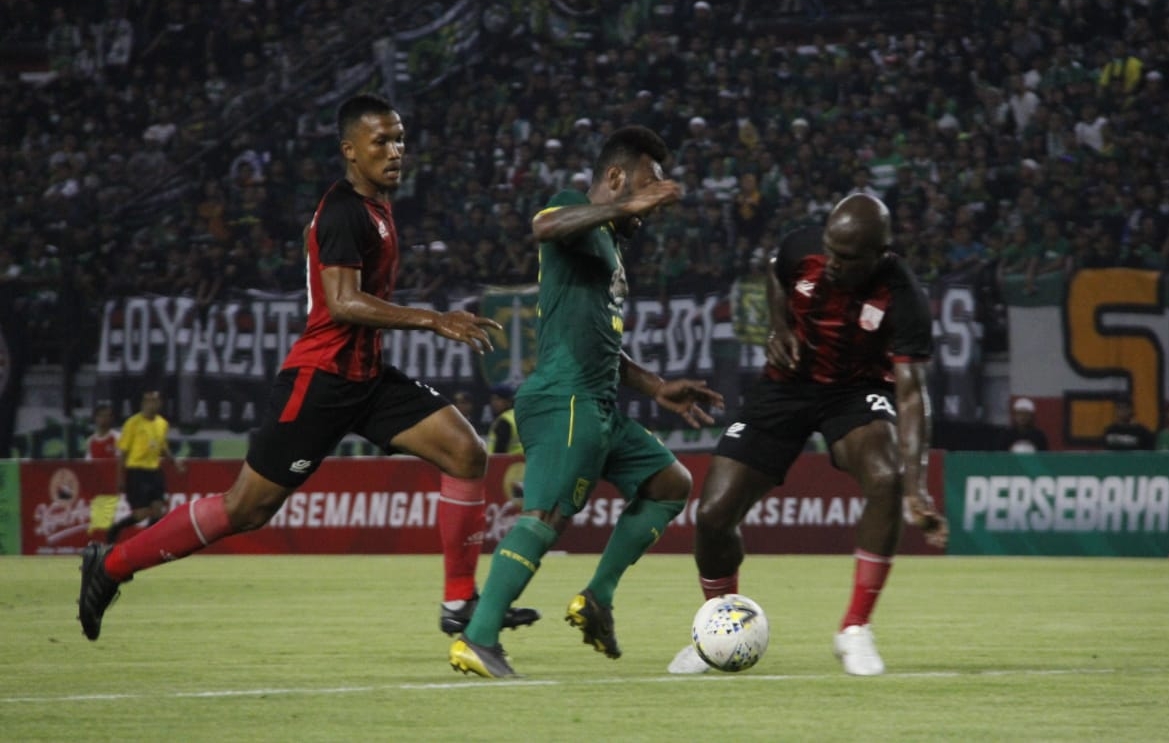 Pemain Persebaya, Patrich Wanggai berusaha melewati penjagaan dua pemain Persis Solo. (Foto: Fariz/Ngopibareng.id)