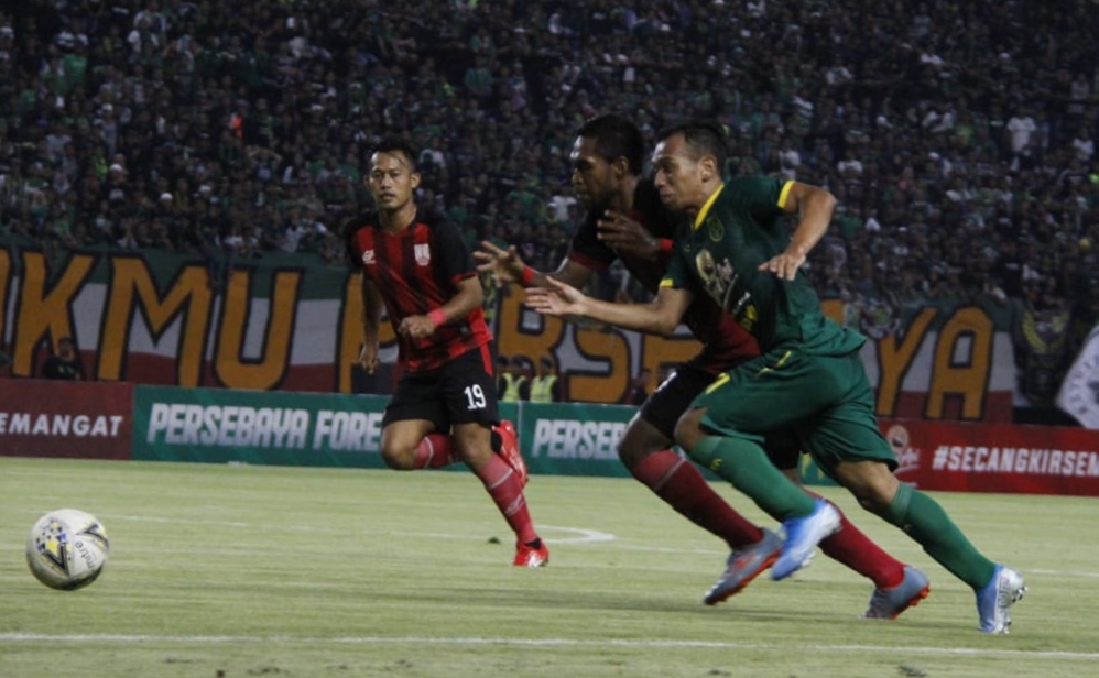 Pemain Persebaya, Irfan Jaya mencoba beradu lari dengan pemain Persis. (Foto: Fariz/Ngopibareng.id)