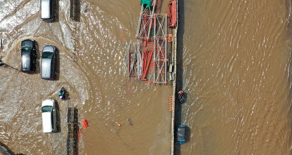 Pemandangan banjir di Jakarta, sejumlah barang pun hanyut. (Foto: Istimewa)