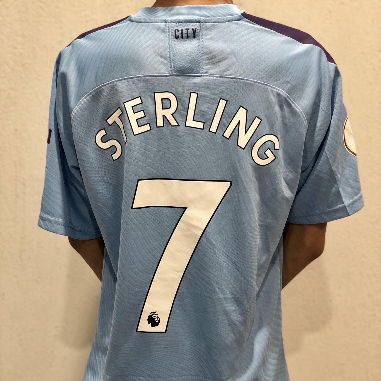 Nomor punggung Sterling.