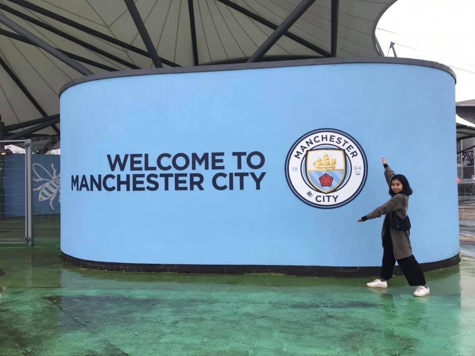 Nissa Lilia saat di markas Manchester City.