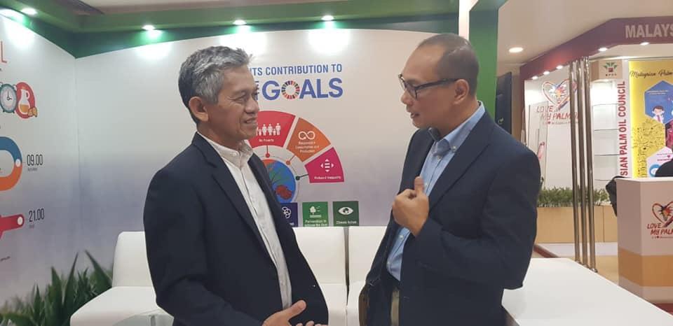 Diektur Eksekutif GAPKI Mukti Sardjono dan Wakil Ketua Umum GAPKI Togar Sitanggang di booth GAPKI pada PEOC (Pakistan Edible Oil Conference 2020 di Karachi Pakistan, Sabtu 11 Januari 2020 (Foto: GAPKI)