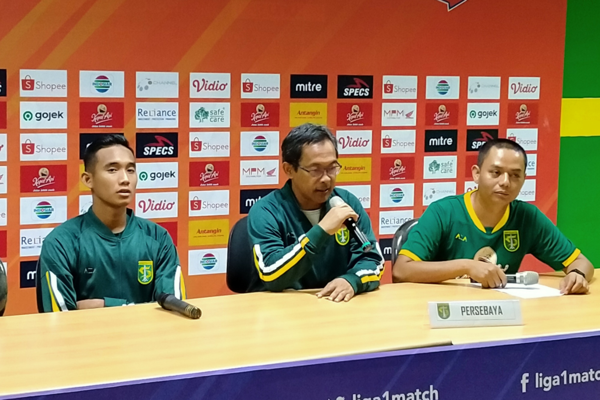 Pelatih Persebaya, Aji Santoso saat jumpa pers usai pertandingan di Stadion Gelora Bung Tomo, Surabaya, Sabtu 11 Januari 2020 malam. (Foto: Fariz/ngopibareng.id)