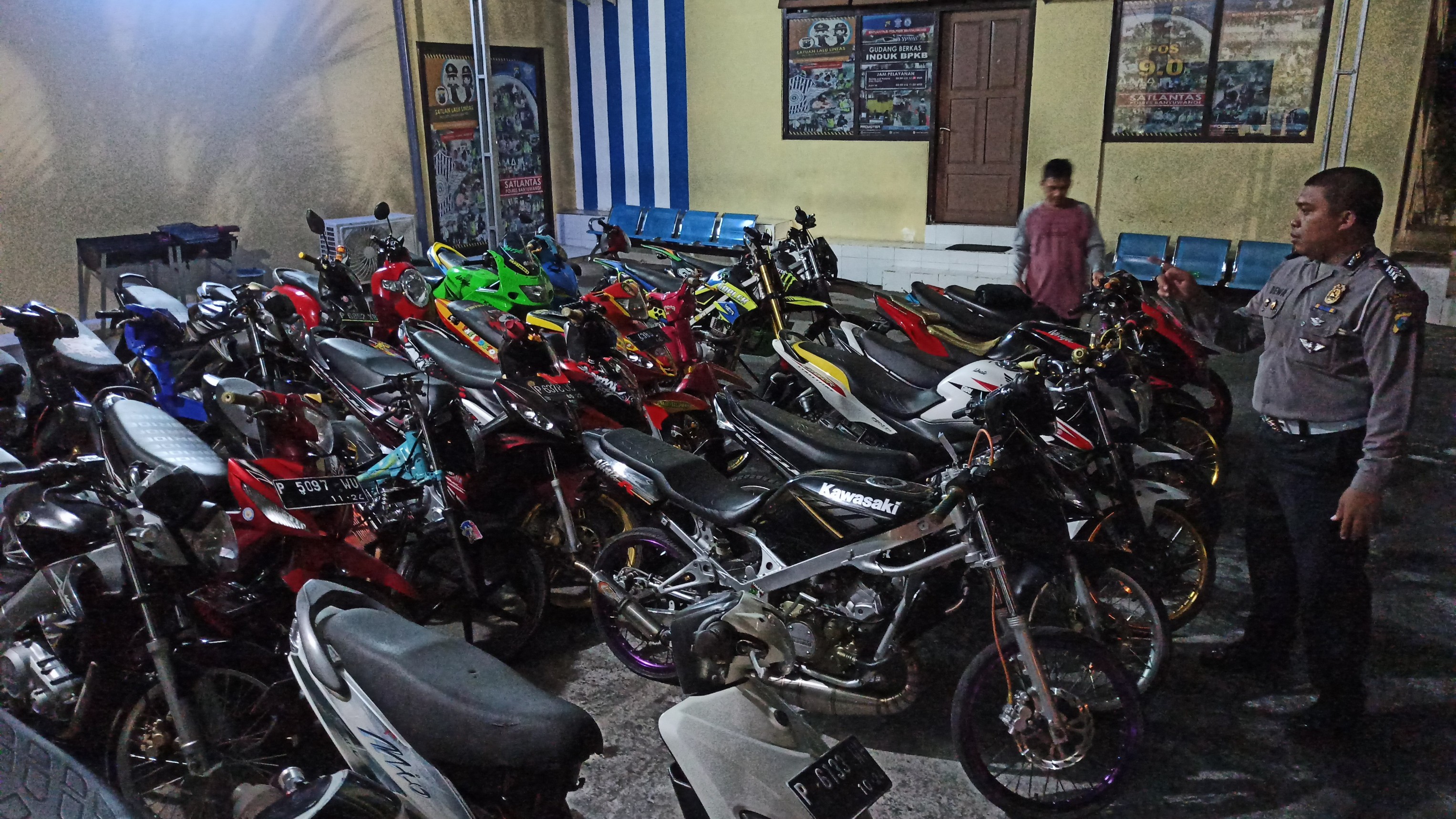 Petugas Satlantas Polresta Banyuwangi menginventaris motor yang terjaring razia (Foto : Hujaini/ngopibareng.id)