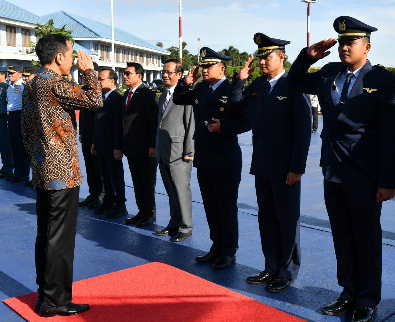 residen saat akan meninggalkan pangkalan TNI AU Halim Perdana Kusuma Jakarta Timur,  untuk melakukan kunjungan resmi ke Abu Dabi. Minggu 12 Desember 2020. ( foto:BPMI Setpres)