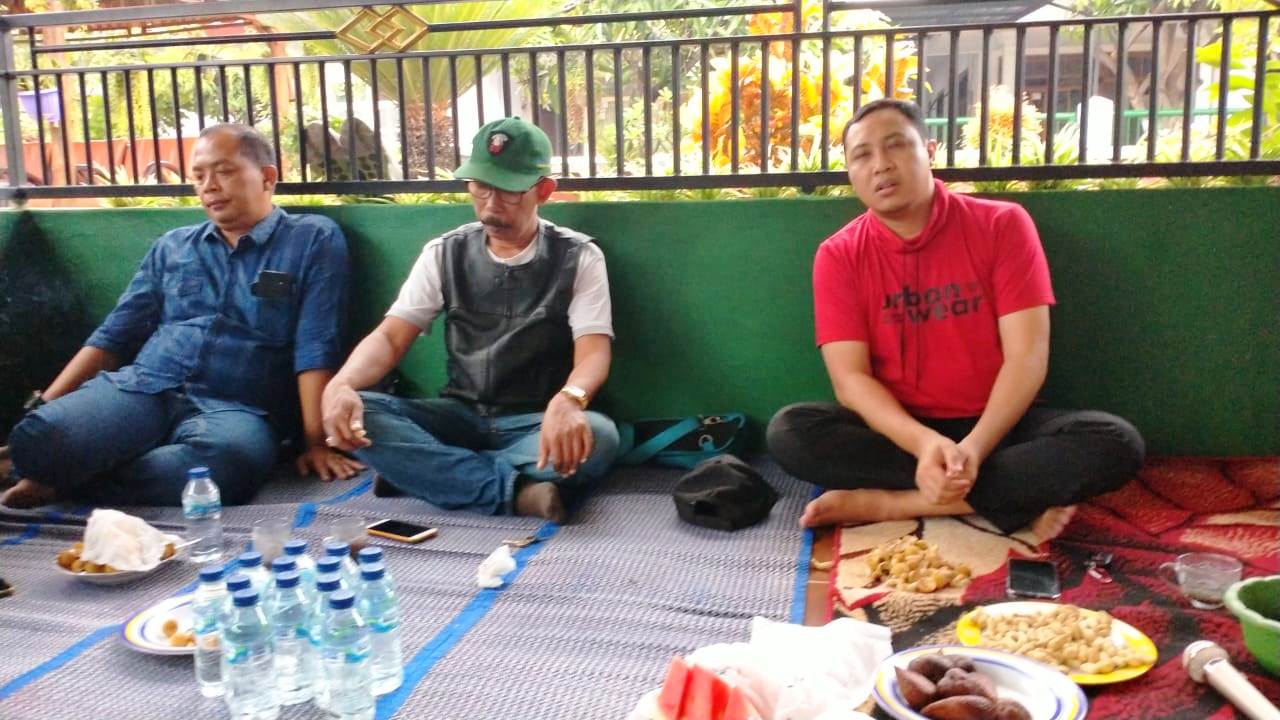 Ketua DPRD Kota Probolinggo, Abdul Mujib (kanan) saat berbincang-bincang dengan para wartawan, 31 Desember 2019 lalu. (Foto: Ikhsan/ngopibareng.id)