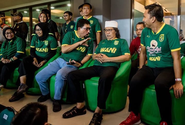 Mantan Kapolda Jatim, Irjen (purn) Pol Machfud Arifin (tengah) ketika berbincang dengan Emha Ainun Najib dan Azrul Ananda pada pertandingan bertajuk Forever Game melawan Persis Solo di Stadion Gelora Bung Tomo, Surabaya, Sabtu 11 Januari 2020 malam. (Foto: Istimewa)ewa)