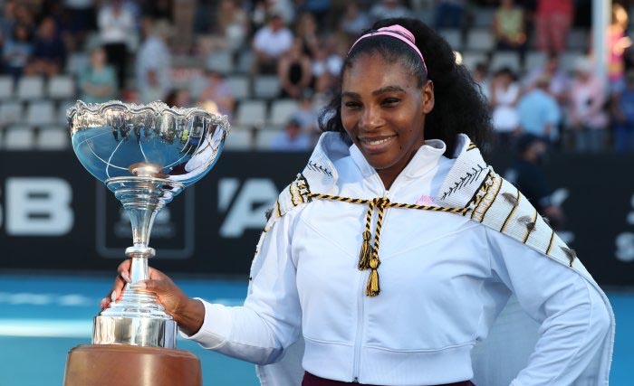 Serena Williams dengan tropi WTA Auckland Classic, Auckland, Selandia Baru, Minggu kemarin. (Foto:Anatara/AFP)