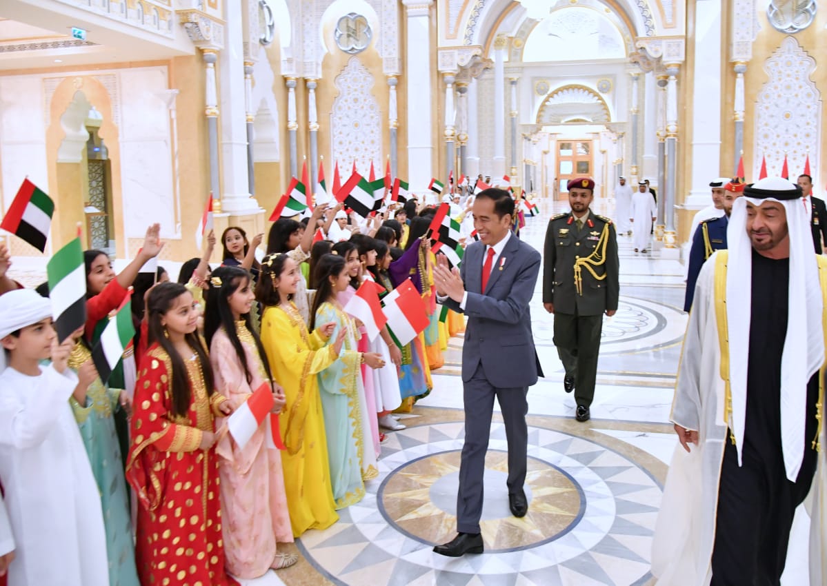 Presiden Joko Widodo bersama putra mahkata Abu Dabi Mohamed bin Zayed di Istana Kepresidenan Qasr Al Watan ,  Minggu 12 Januari 2020 malam. ( foto: BPMI Setpres)