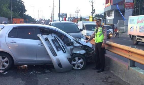 Mobil Toyota Innova L 1215 PC ditabrak Toyota Yaris L 1677 IF yang hilang kendali di Layang Waru, Sidoarjo, Senin 13 Januari 2020. (Foto: Kanit Laka Polresta Sidoarjo AKP Sugeng)