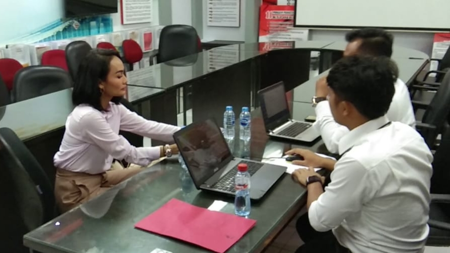 Penyanyi Eka Deli (kanan) saat mengikuti proses pemeriksaan di Ditreskrimsus Polda Jatim, Surabaya, Senin 13 Januari 2020. (Foto: Fariz/ngopibareng.id)