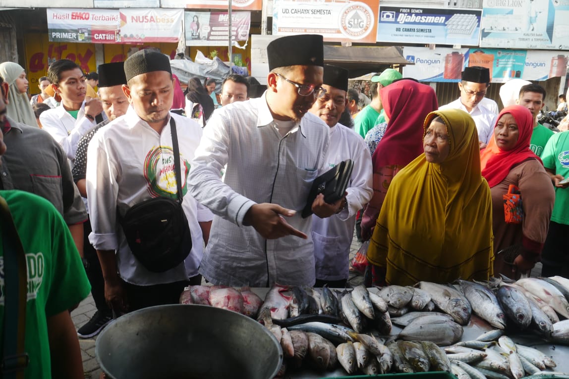 Calon Bupati Sidoarjo Ahmad Muhdlor Ali (Gus Muhdlor) saat menyapa emak-emak di Pasar Tradisional Wage, Taman, Sidoarjo, Minggu 13 Januari 2020. (Foto: Tim Gus Muhdlor)