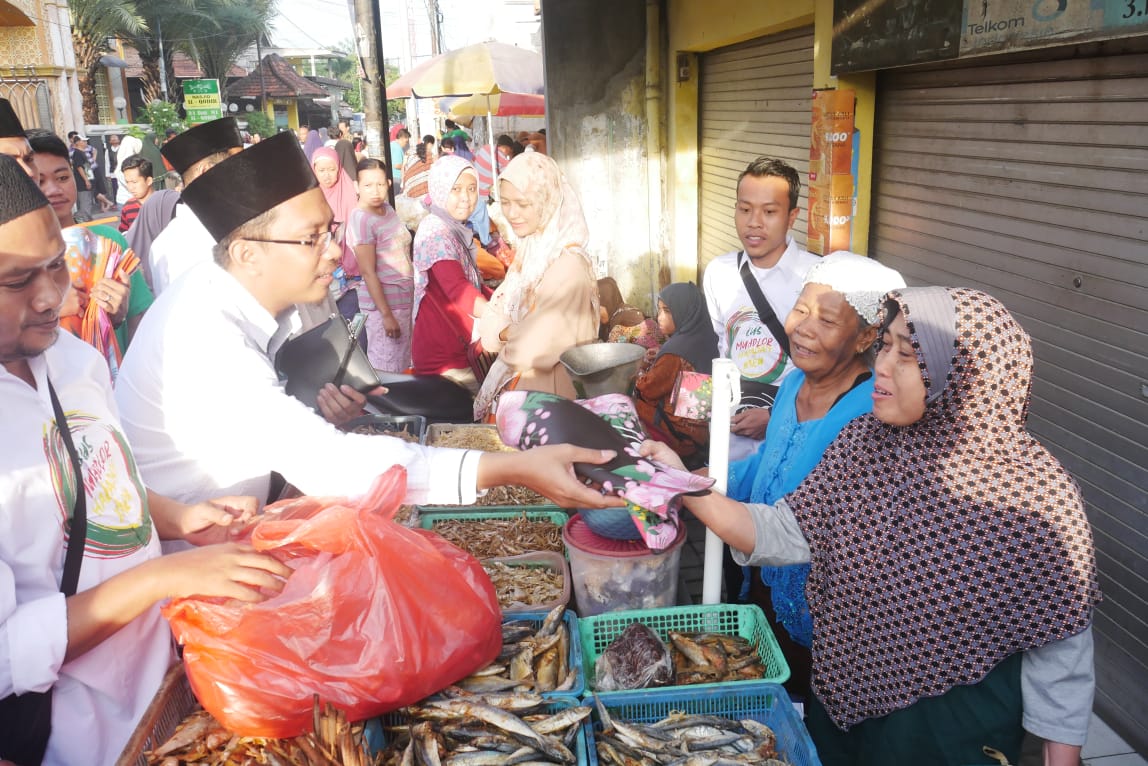 Calon Bupati Sidoarjo Ahmad Muhdlor Ali (Gus Muhdlor) saat menyapa emak-emak di Pasar Tradisional Wage, Taman, Sidoarjo, Minggu 13 Januari 2020. (Foto: Tim Gus Muhdlor)