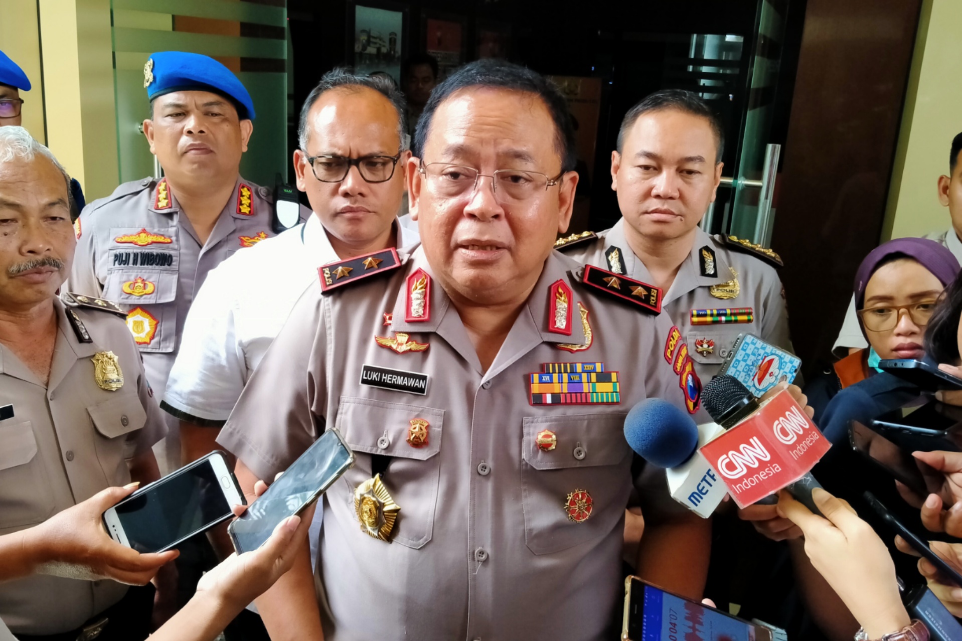 Kapolda Jatim, Irjen Pol Luki Hermawan (tengah) saat memberi keterangan di Gedung Ditreskrimsus Polda Jatim, Surabaya, Senin 13 Januari 2020. (Foto: Fariz/ngopibareng.id)