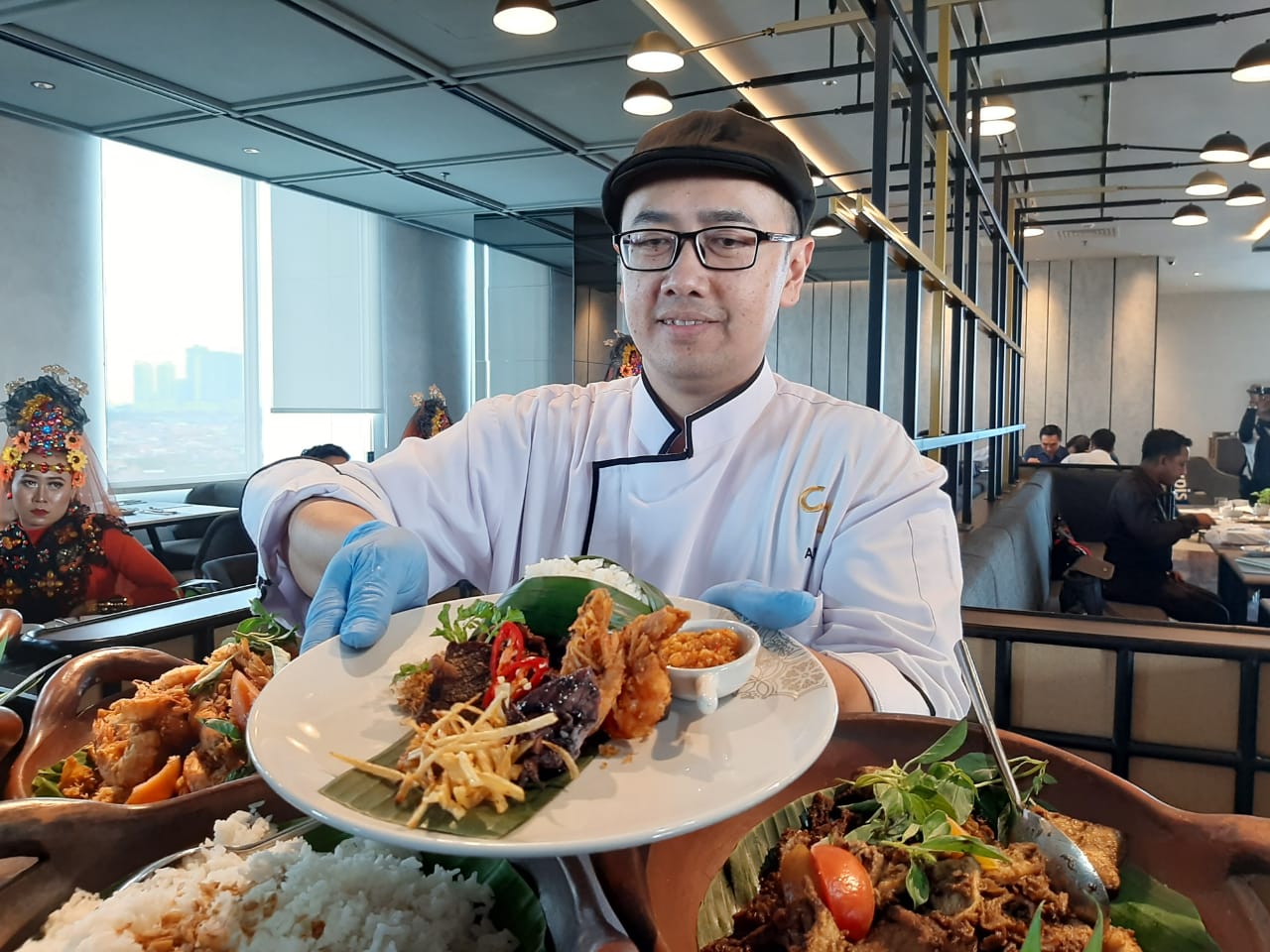 Arry Nugroho, Excekutif Chef Grand Mercure, saat menyajikan Nasi Serpang khas Bangkalan, Madura. (Foto: Pita/ngopibareng.id)