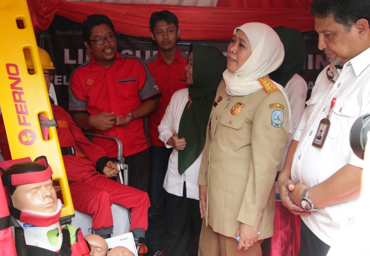 Gubernur Jawa Timur KHofifah Indar Parawansa menghadiri upacara peringatan bulan K3 di Lapangan SIER, Surabaya, Senin, 13 Januari 2020. (Foto: Faiq/ngopibareng.id)