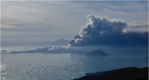 Abu yang keluar dari Gunung Taal. (Foto:Bbc.com)