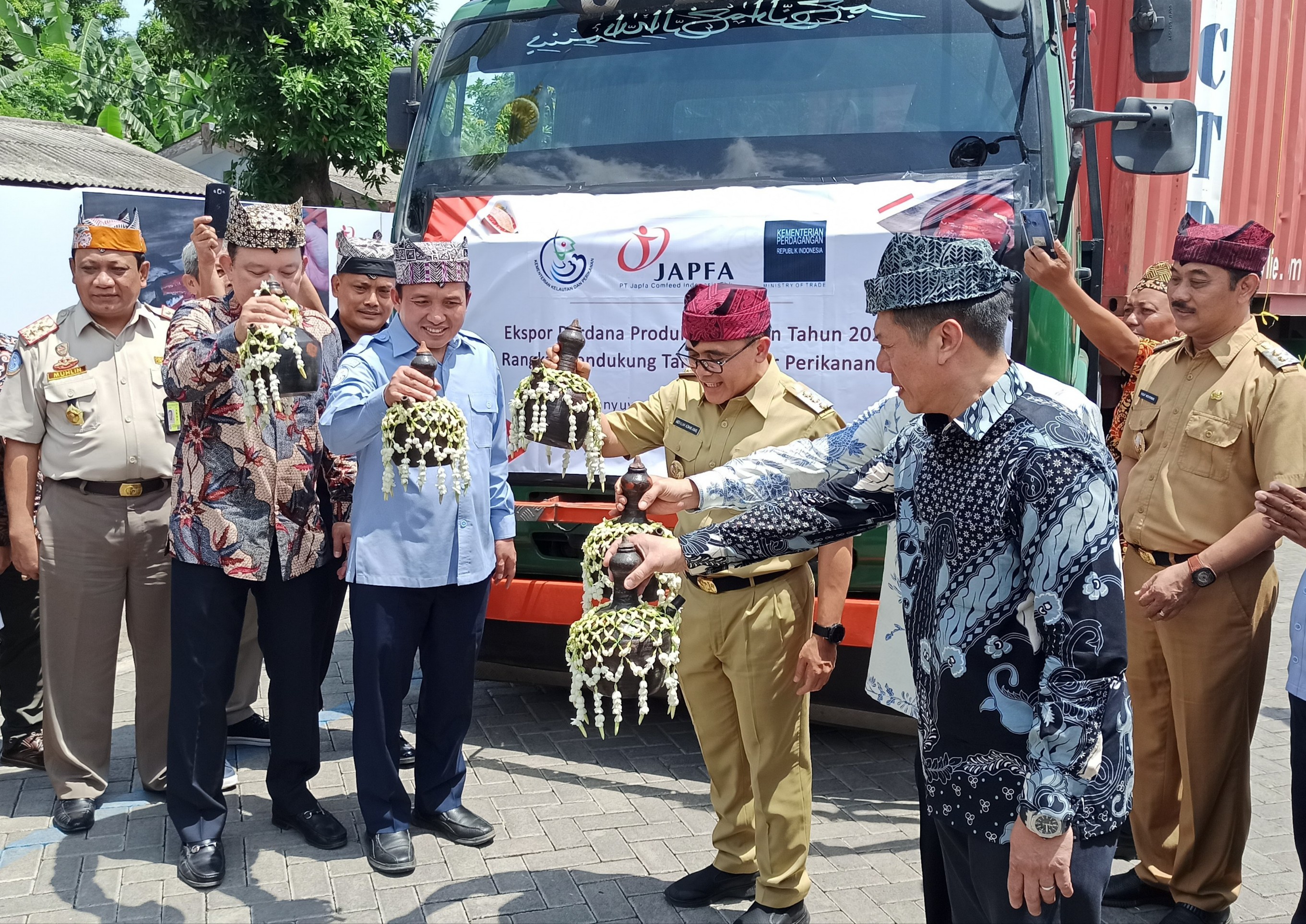 Dirjen Peningkatan Daya Saing Produk Kelautan dan Perikanan Kementerian Kelautan dan Perikanan, Agus Suherman, (3 dari kiri), bersama Bupati Banyuwangi Abdullah Azwar Anas melepas ekspor olahan ikan sidat ke Jepang (Foto: Hujaini/ngopibareng.id) 