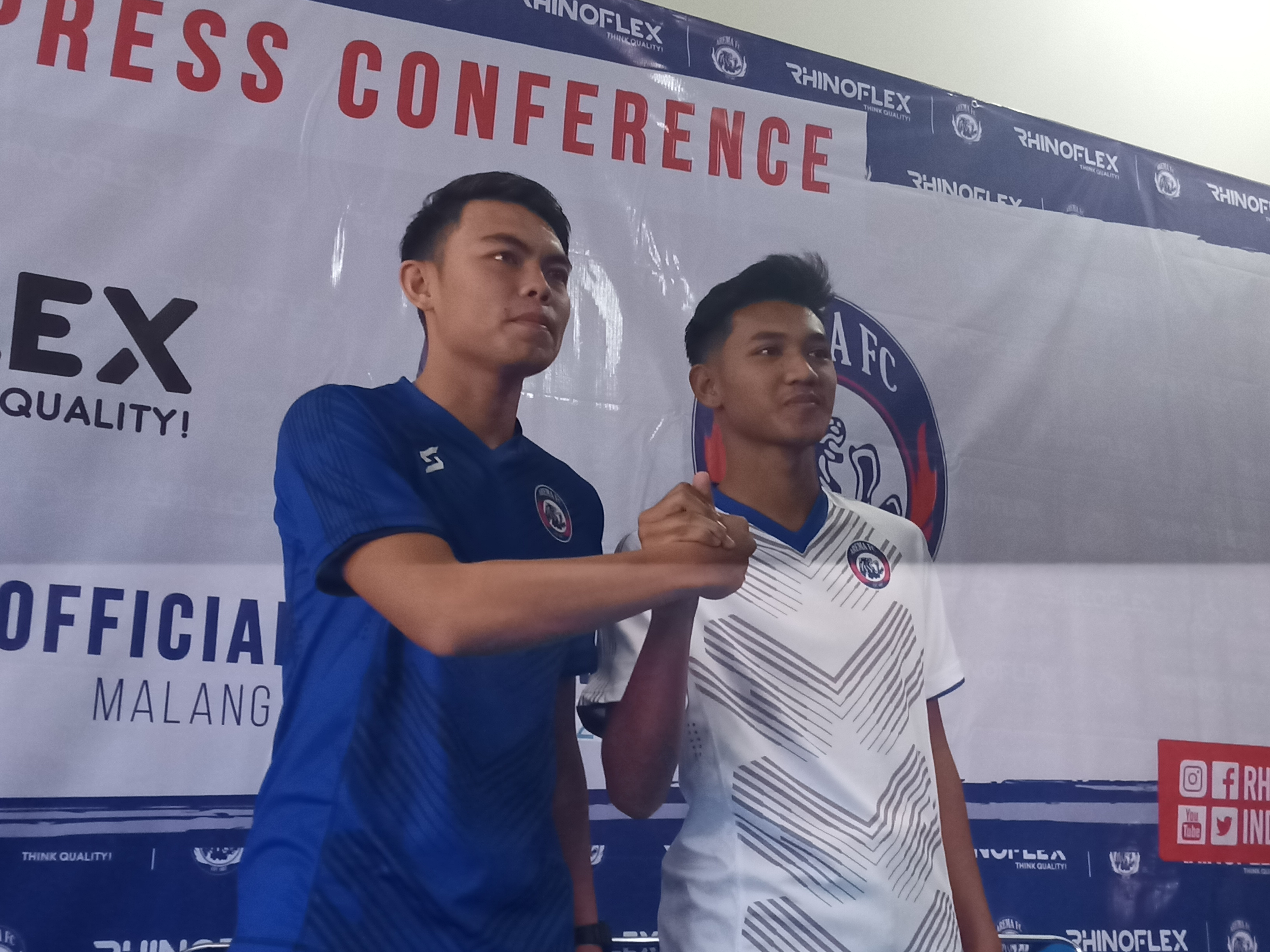 Vikrian Akbar (kanan) dan Titan Bagus (kiri) saat berada di Kantor Arema FC (Foto: Theo/ngopibareng.id) 