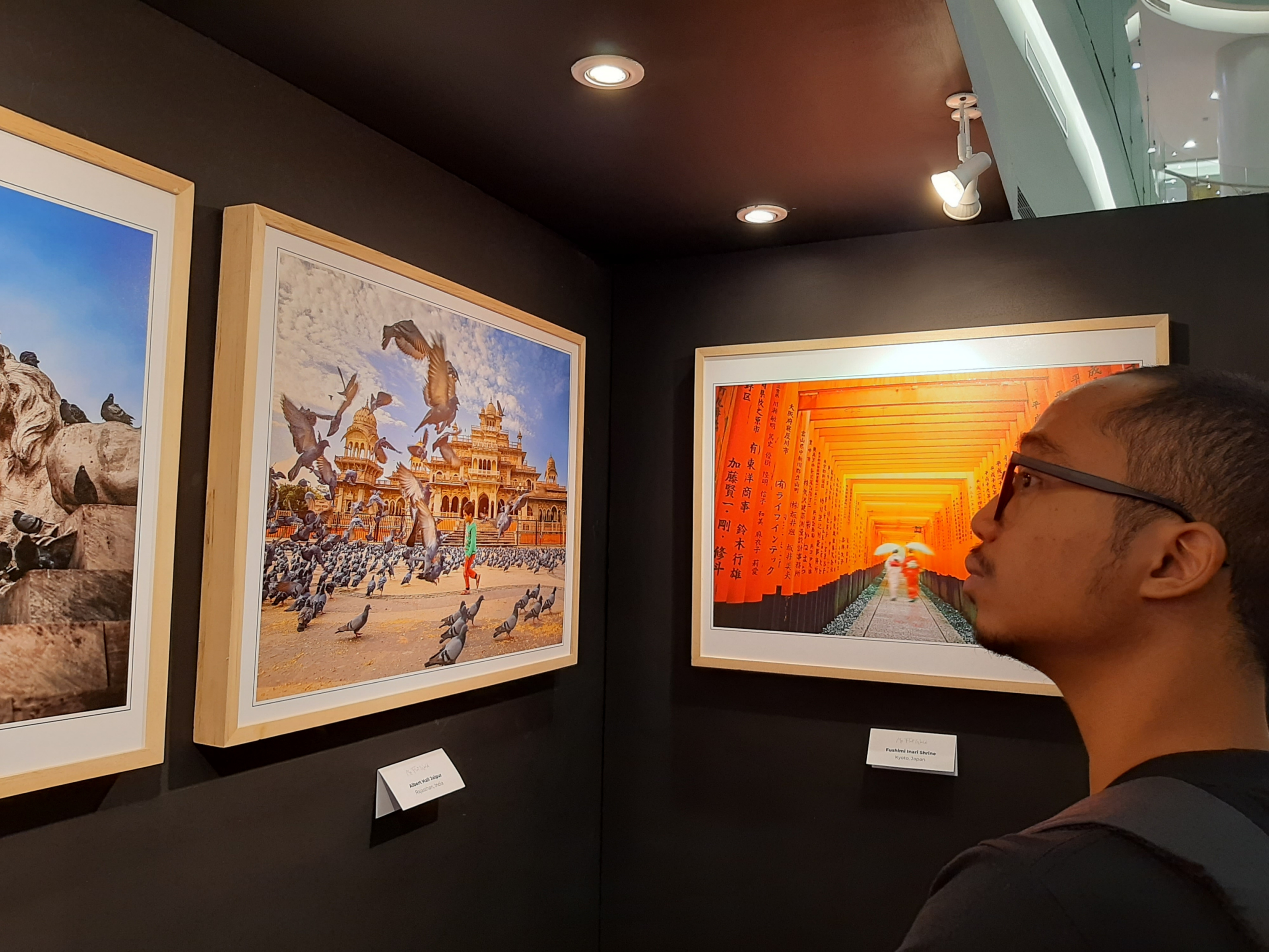 Pengunjung saat melihat pameran foto. (Foto: Pita/Ngopibareng.id) 