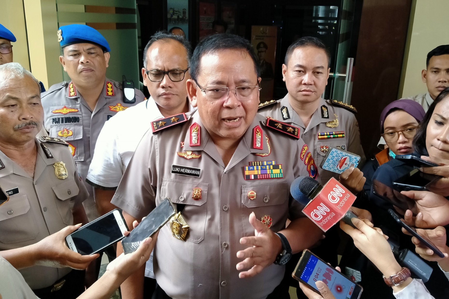 Kapolda Jatim, Irjen Pol Luki Hermawan (tengah). (Foto: Fariz/ngopibareng.id)