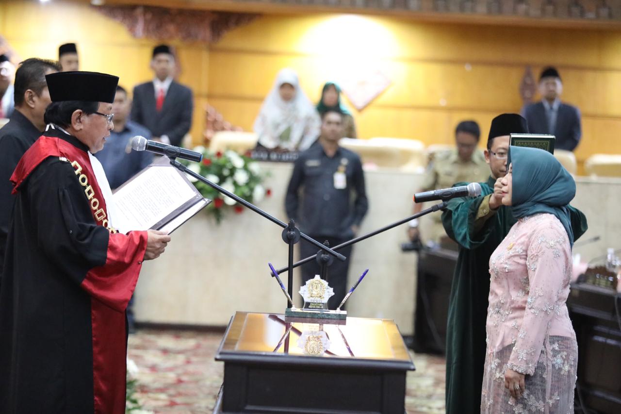 Proses pengambilan sumpah jabatan. (Foto: Humas Pemprov)