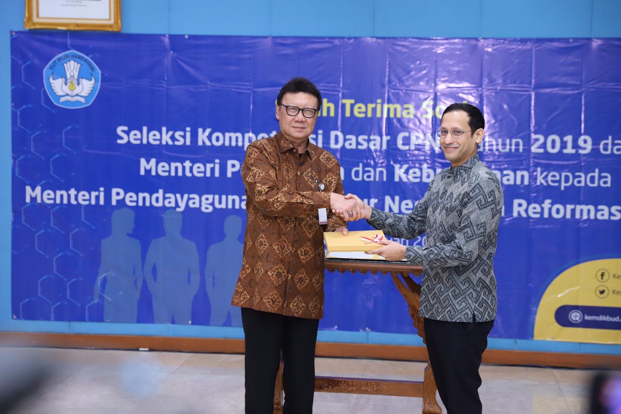 Mendikbud Nadiem  Makarim menyeraskan naskah soal  Seleksi Kompetensi Dasar (SKD) untuk tes Calon Pegawai Negeri Sipil (CPNS) 2019, kepada Menpan RB Tjahjo Kumolo. (Foto: asmanu/ngopibareng.id)