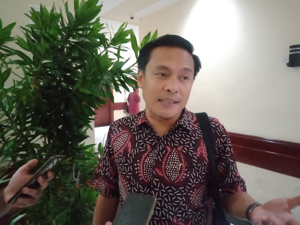 Arif Fathoni saat berbincang dengan awak media di DPRD Kota Surabaya. (Foto: Alief/ngopibareng.id)