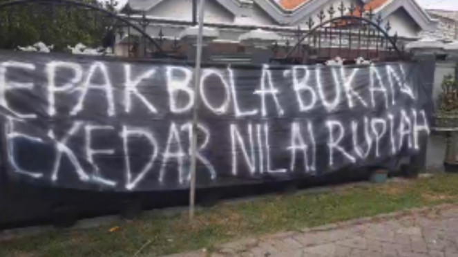 Teror spanduk di rumah orangtua Evan Dimas. (Foto: Instagram)