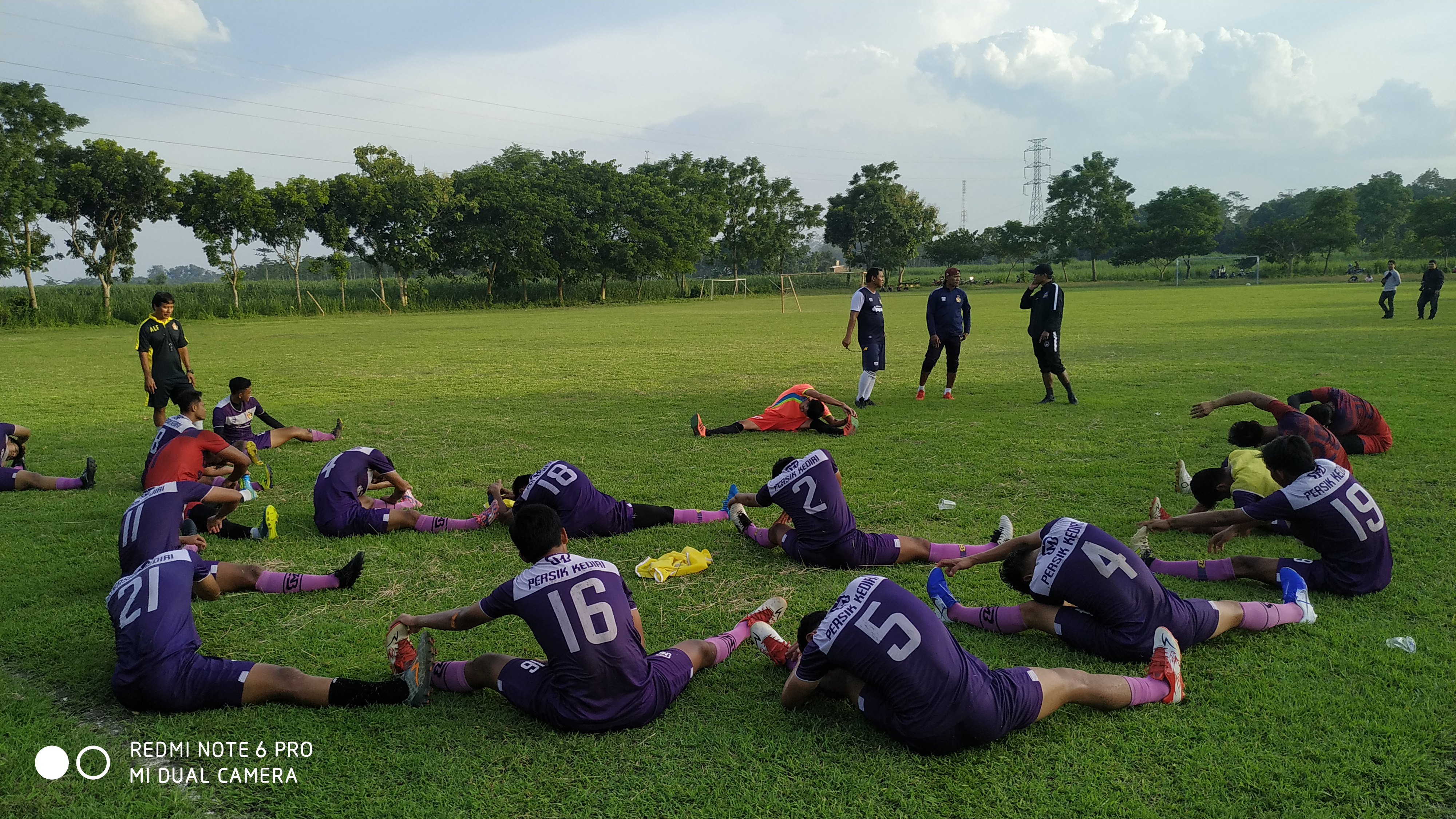 Pemain persik Kediri latihan di Lapangan Manisrenggo, Kota Kediri, Jawa Timur. (Foto: Fendi/ngopibareng.id)