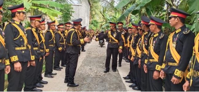 Penggawa Keraton Agung Sejagat sedang berbaris. (Foto:Sindonews.com)