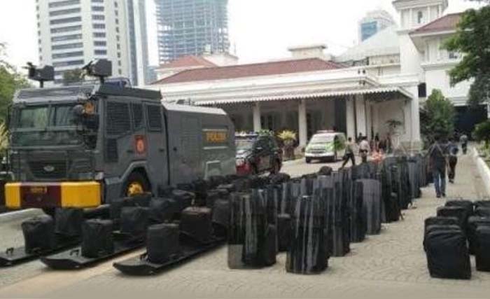 Pasukan Polda Metro Jaya siap amankan Balai Kota DKI jakarta. (Foto: Antara)