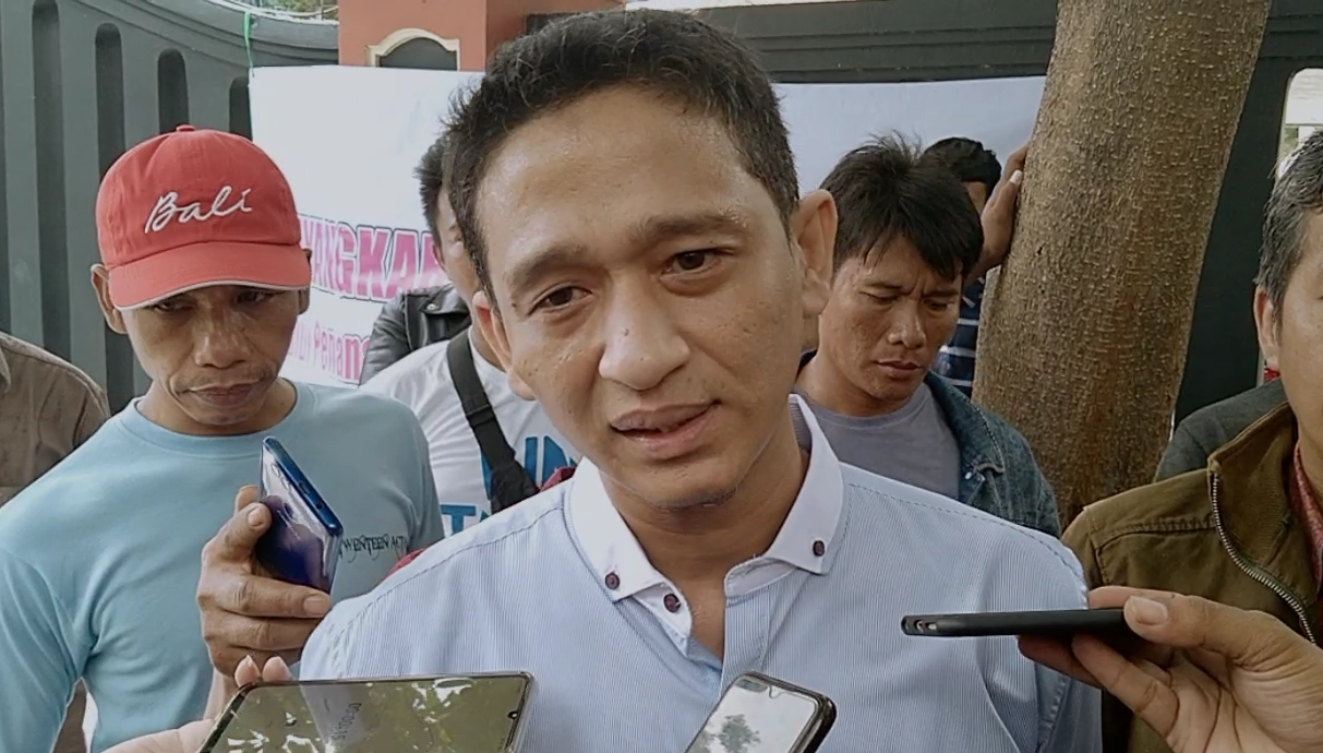 Salah satu member MeMiles, Ikhsan Aziz, saat ditemui di Polda Jatim, Surabaya, Selasa 14 Januari 2020. (Foto:  Fariz/ngopibareng.id)