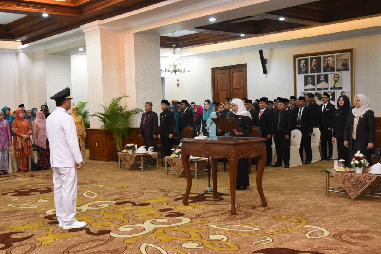 Proses pengambilan sumpah jabatan Bupati Mojokerto, Pungkasiadi di Gedung Negara Grahadi, Selasa 14 Januari 2020. (Foto: Istimewa)