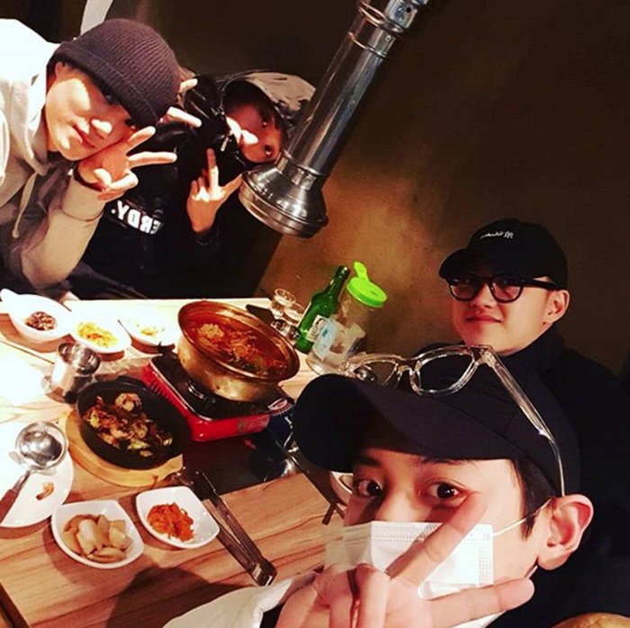 Kai menikmati makan bersama personel EXO.