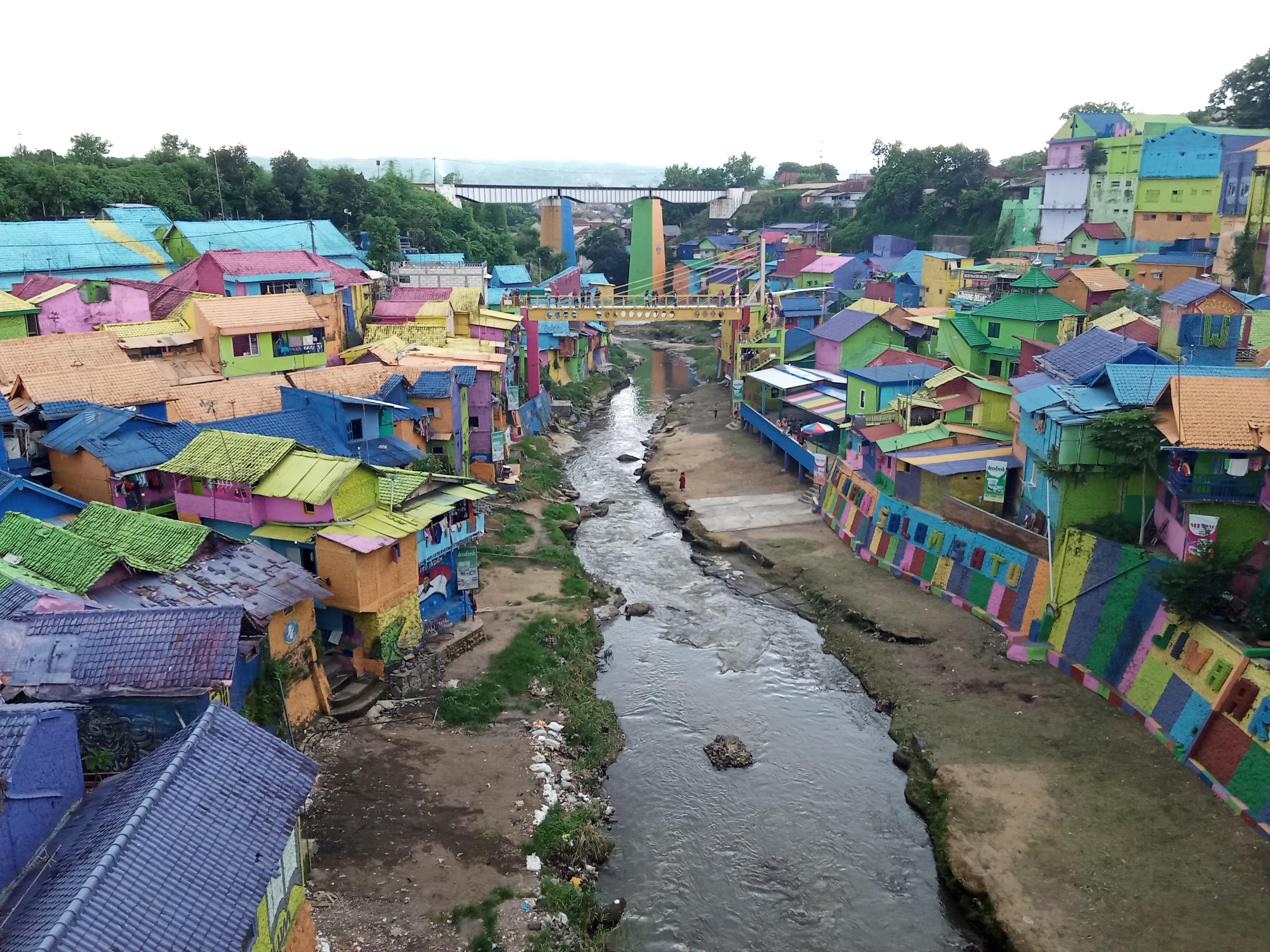 Aliran Sungai Brantas di Kampung Warna-Warni Jodipan, Blimbing, Kota Malang. (Foto: Theo/ngopibareng.id)