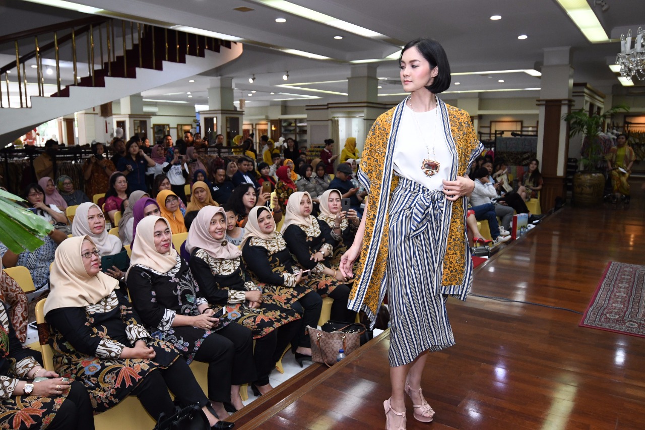 Busana batik bertema Eastern Light saat dikenakan model.(Foto:istimewa)