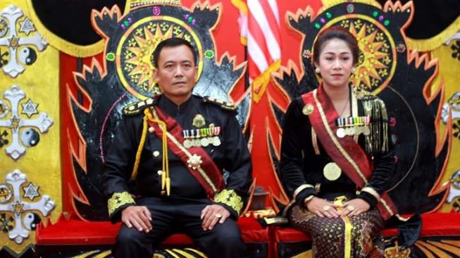 Raja Keraton Agung Sejagat, Sinuhun Totok Santosa Hadiningrat, dan Kanjeng Ratu Dyah Gitarja alias Fanni Aminadia. (Foto: Facebook)