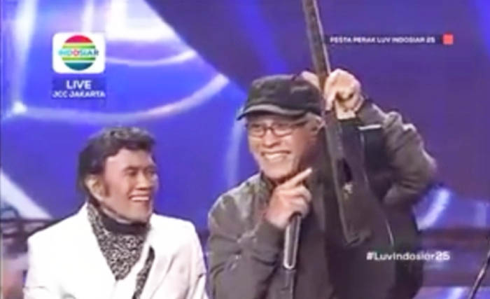 Iwan Fals menerima hadiah gitar dari Rhoma Irama, hari Minggu 12 Januari lalu. (Foto:Youtube)