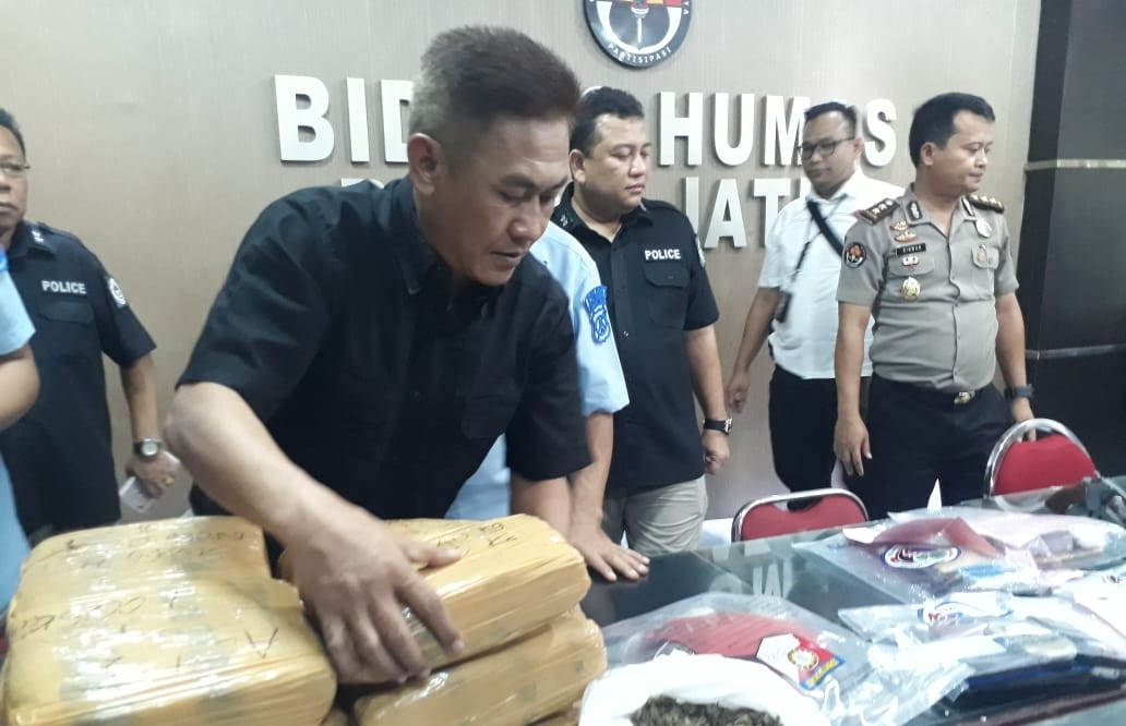 Aparat Ditresnarkoba menunjukkan barang bukti sabu di Gedung Humas Polda Jatim, Surabaya, Rabu 15 Januari 2020. 