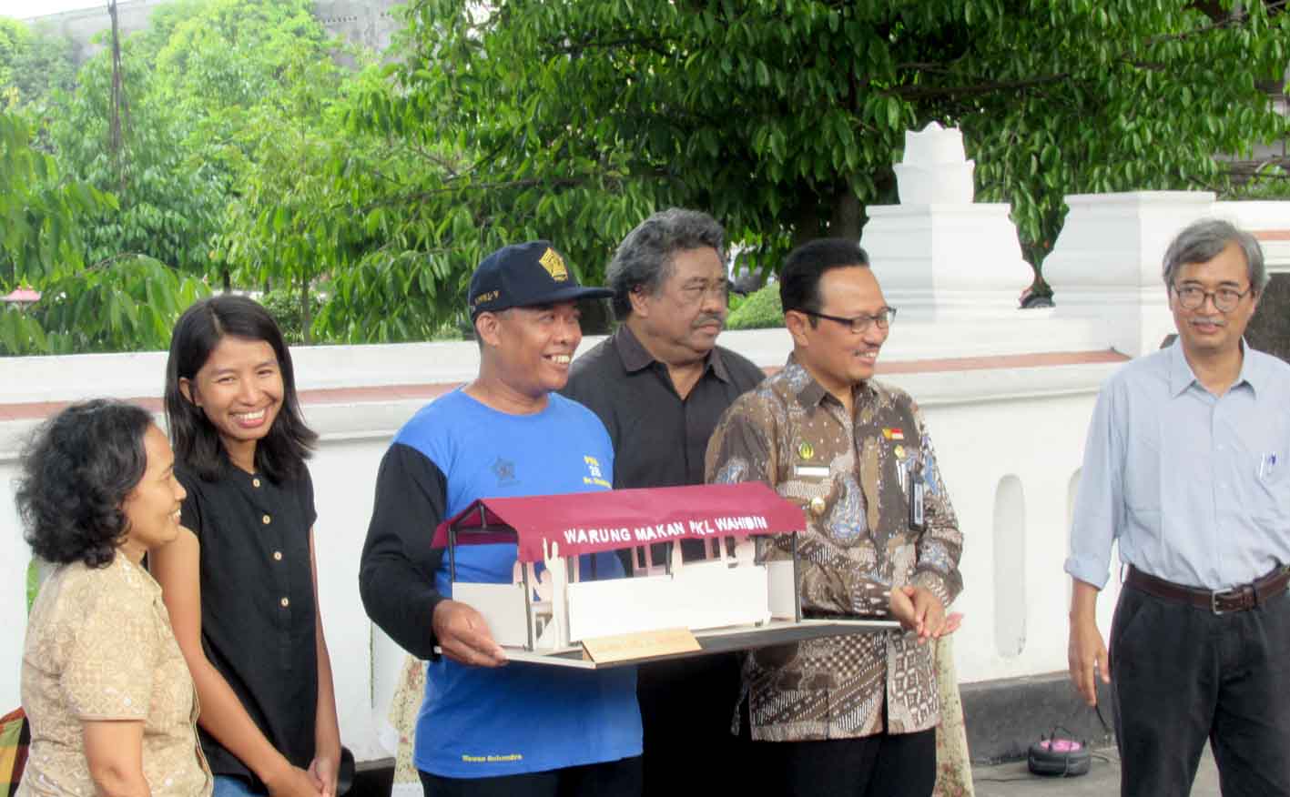 Maket PKL yang bisa dilipat hasil rancangan Jurusan Arsitektur UKDW diserahkan ke Wawali Yogya Heroe Purwadi.