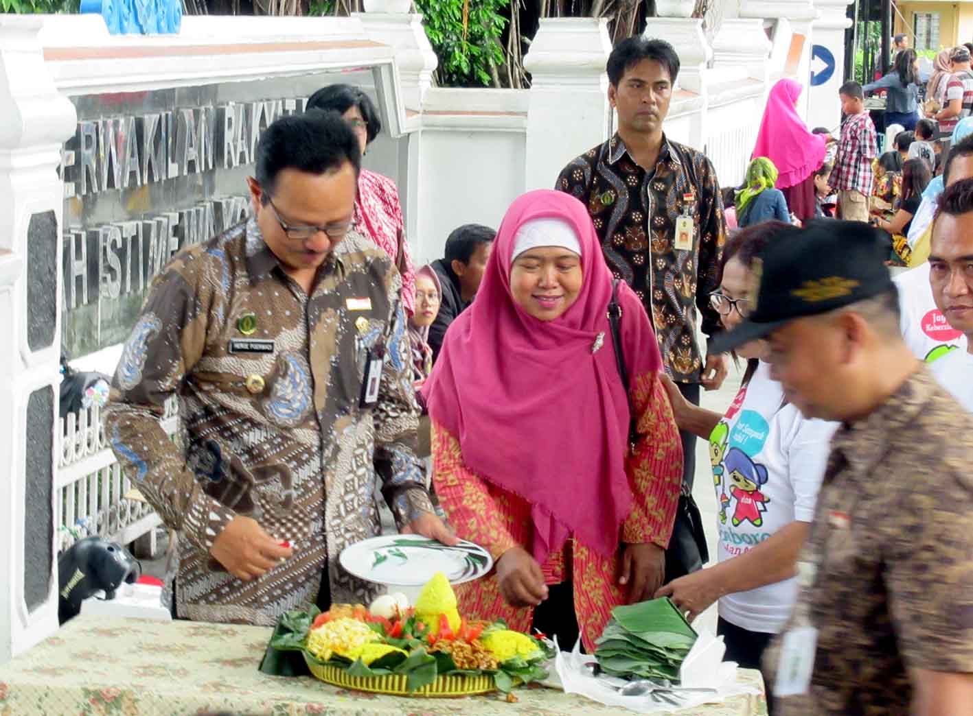 Heroe Purwadi didaulat memotong tumpeng ulang tahunnya yang ke-54. Heroe kelahiran Gunungkidul, 17 Januari 1966.