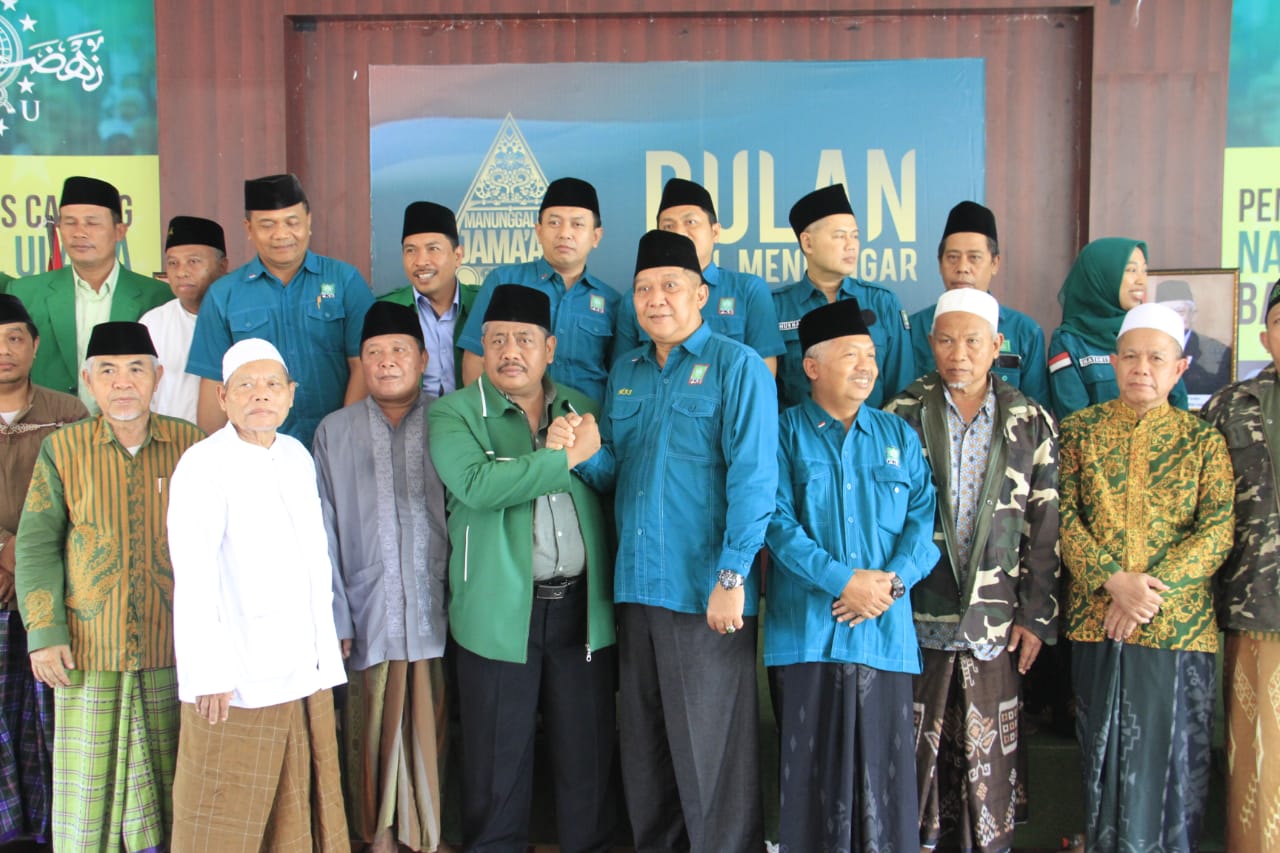 Ketua DPC PPP dan PKB Banyuwangi berjabat tangan bersama pengurus PCNU Banyuwangi usai pertemuan di kantor PCNU Banyuwangi (foto : Istimewa)